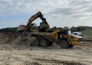  Pelleteuse effectuant travaux de terrassement