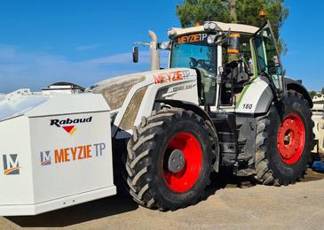 Tracteur effectuant le traitement des sols miniature